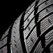 Gommista con custodia gomme stagionali - Carrozzeria Crippa